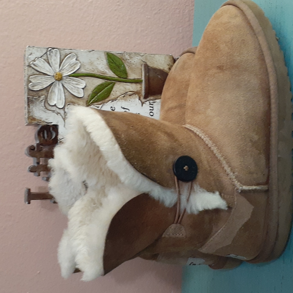UGG BOOTS SZ 6 - Picture 2 of 9